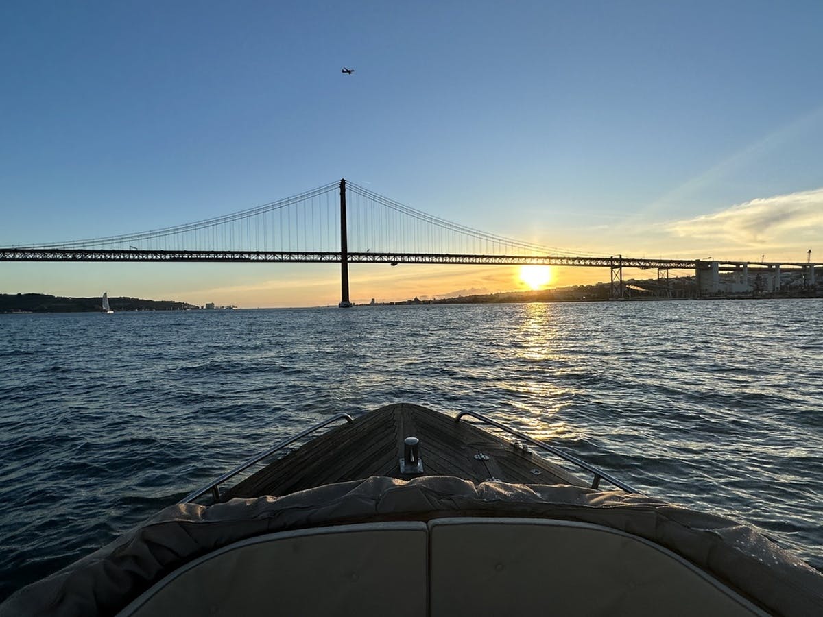 Croisière au coucher du soleil à Lisbonne avec buffet traditionnel et open bar