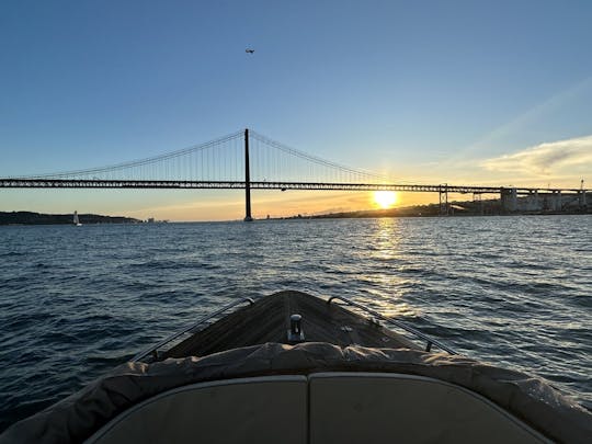 Bootsfahrt zum Sonnenuntergang in Lissabon mit traditionellem Buffet und offener Bar