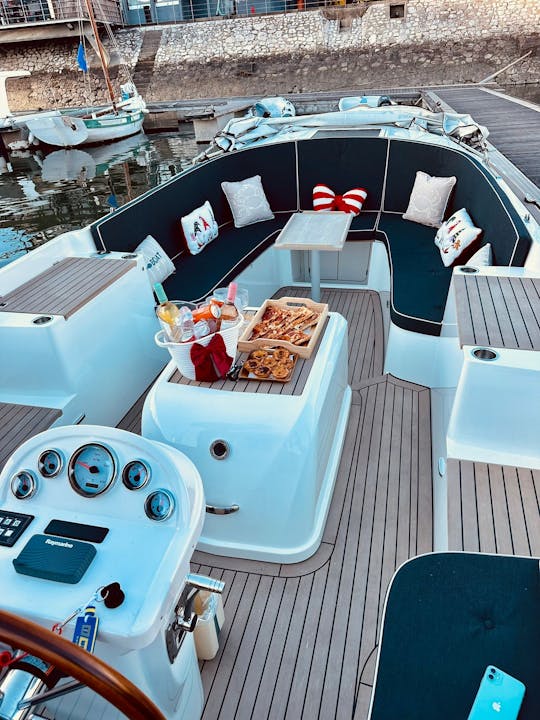 Passeio num barco de luxo com pastel de nata e café em Lisboa