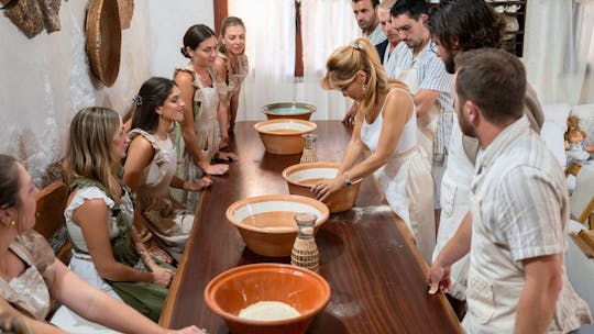 Atelier de pâtes sardes et expérience œnologique dans un ancien village