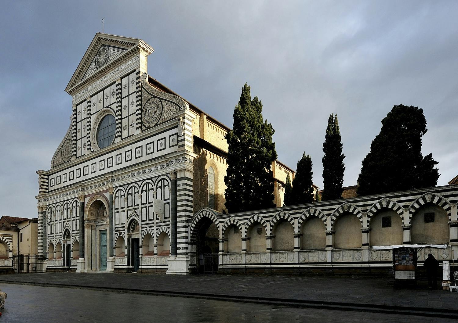 Bilhete de entrada para Santa Maria Novella com guia vídeo em tablet