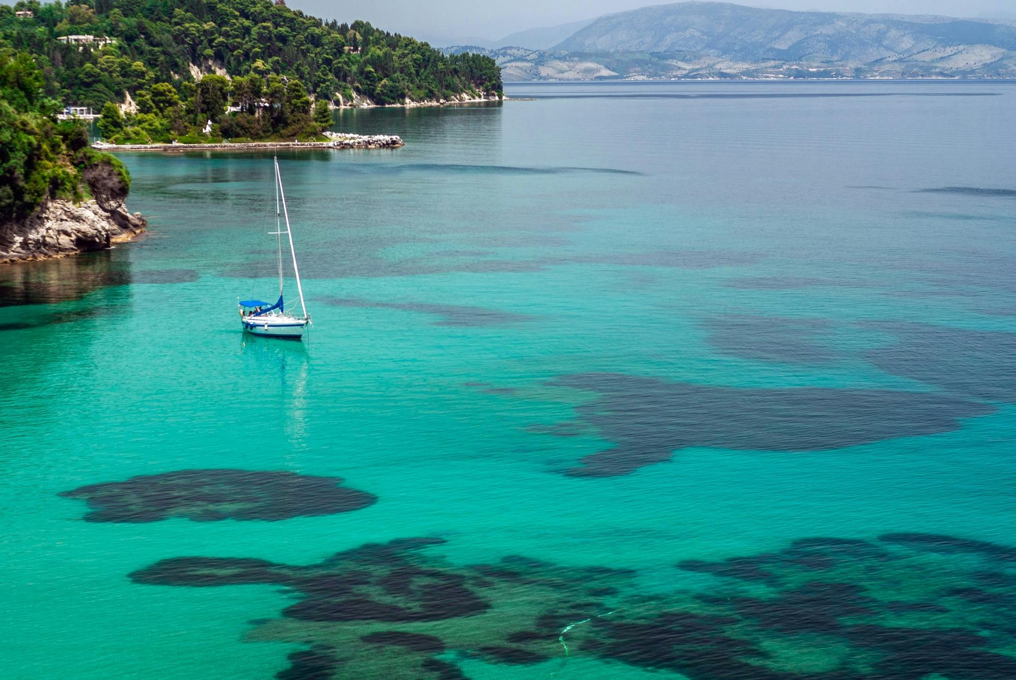 Croisière en catamaran à Corfou avec repas grec et boissons