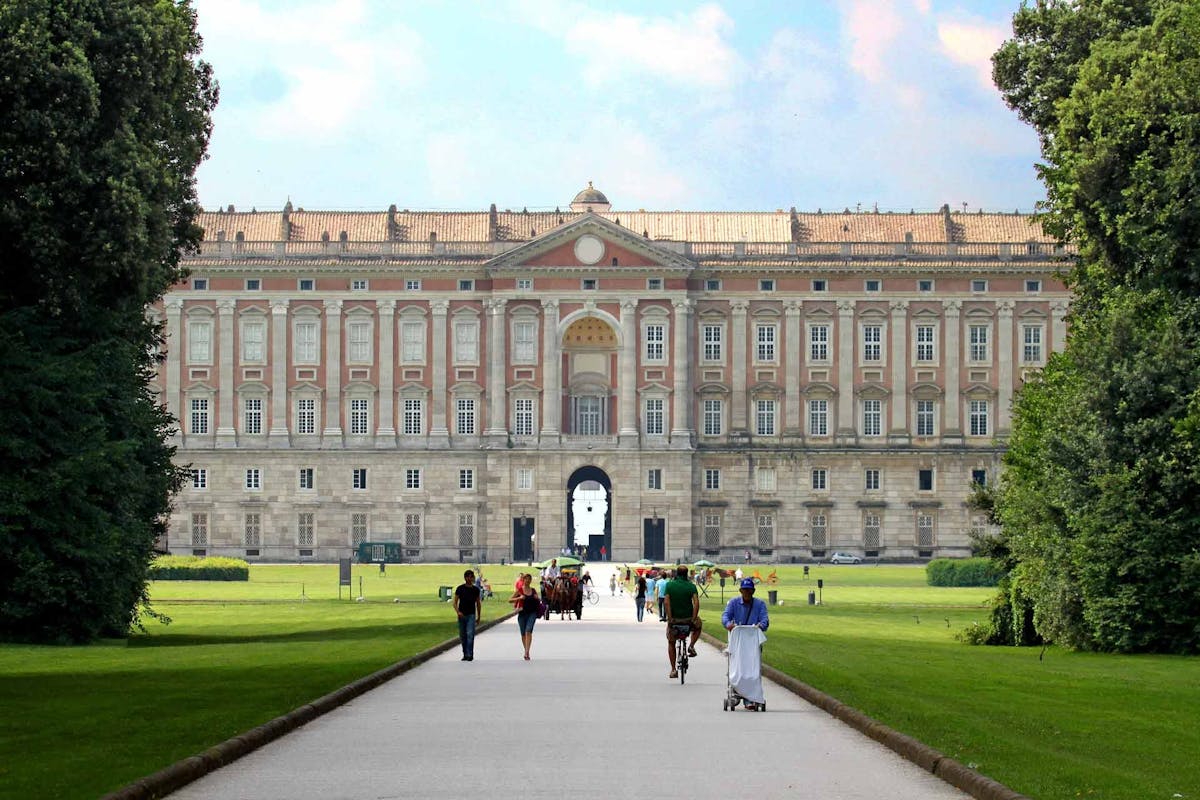 Reggia di Caserta e centro storico in giornata da Napoli