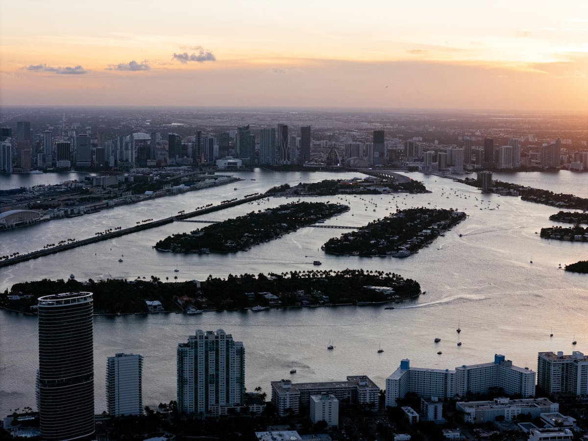 Miami skyline champagne cruise op Biscayne Bay