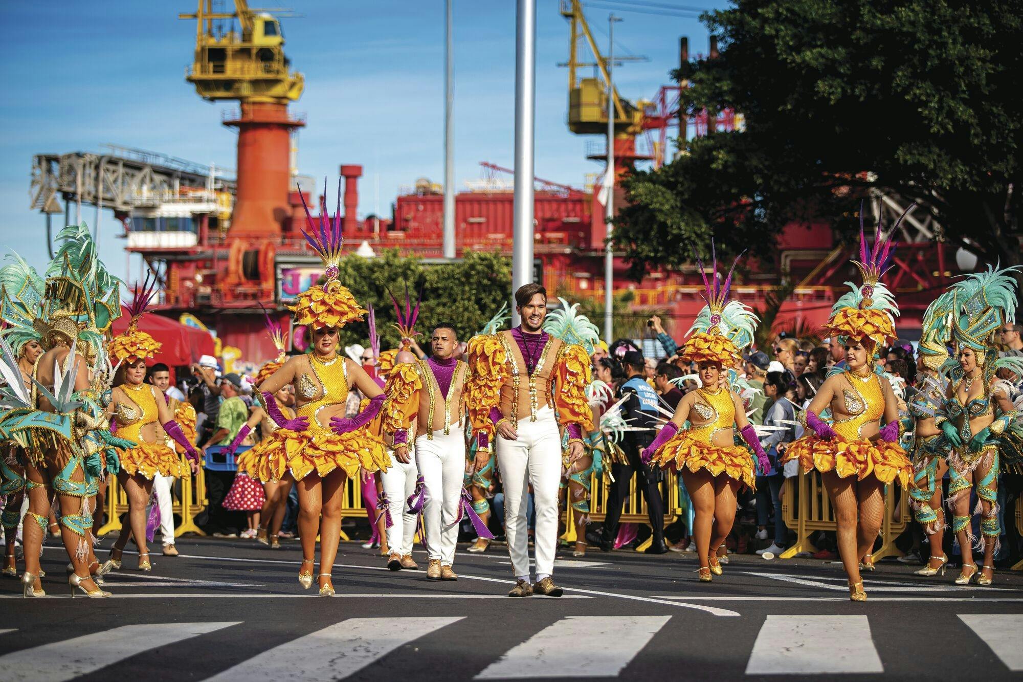 Transfer till Santa Cruz Day Carnival