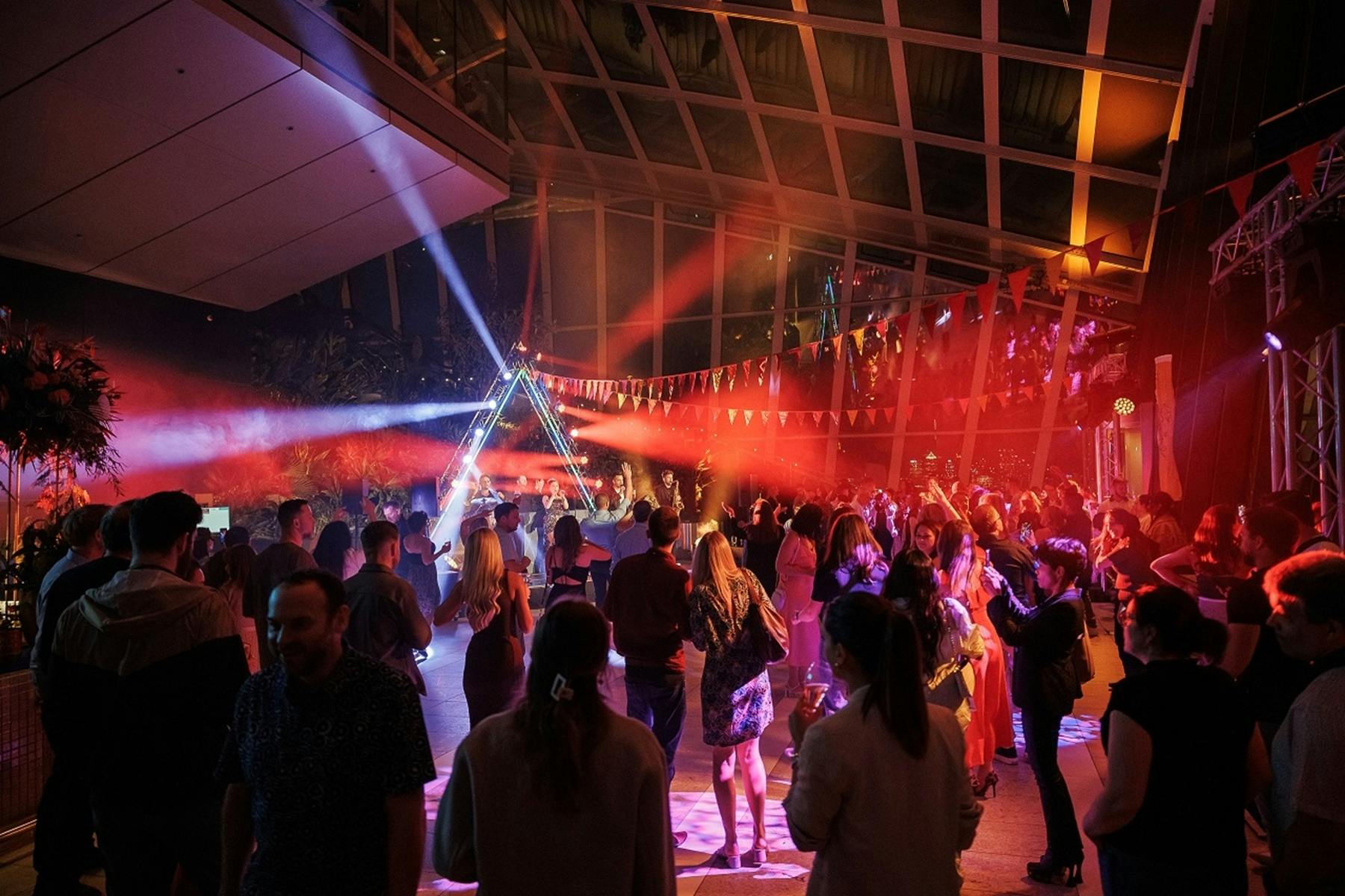 Bilhete para a noite de música no London Sky Garden com uma taça de champanhe