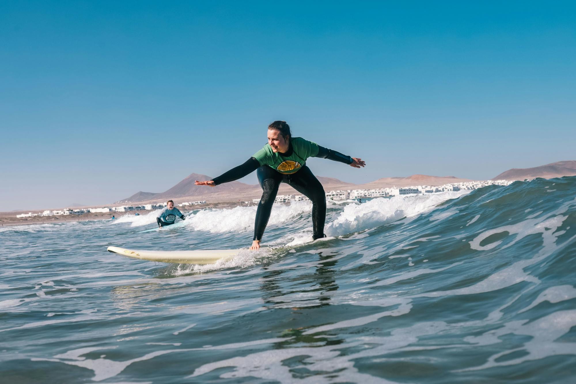 Surfing na plaży Famara na Lanzarote
