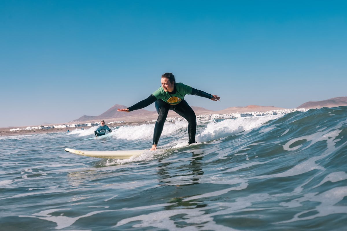 Surfen op Famara Beach in Lanzarote