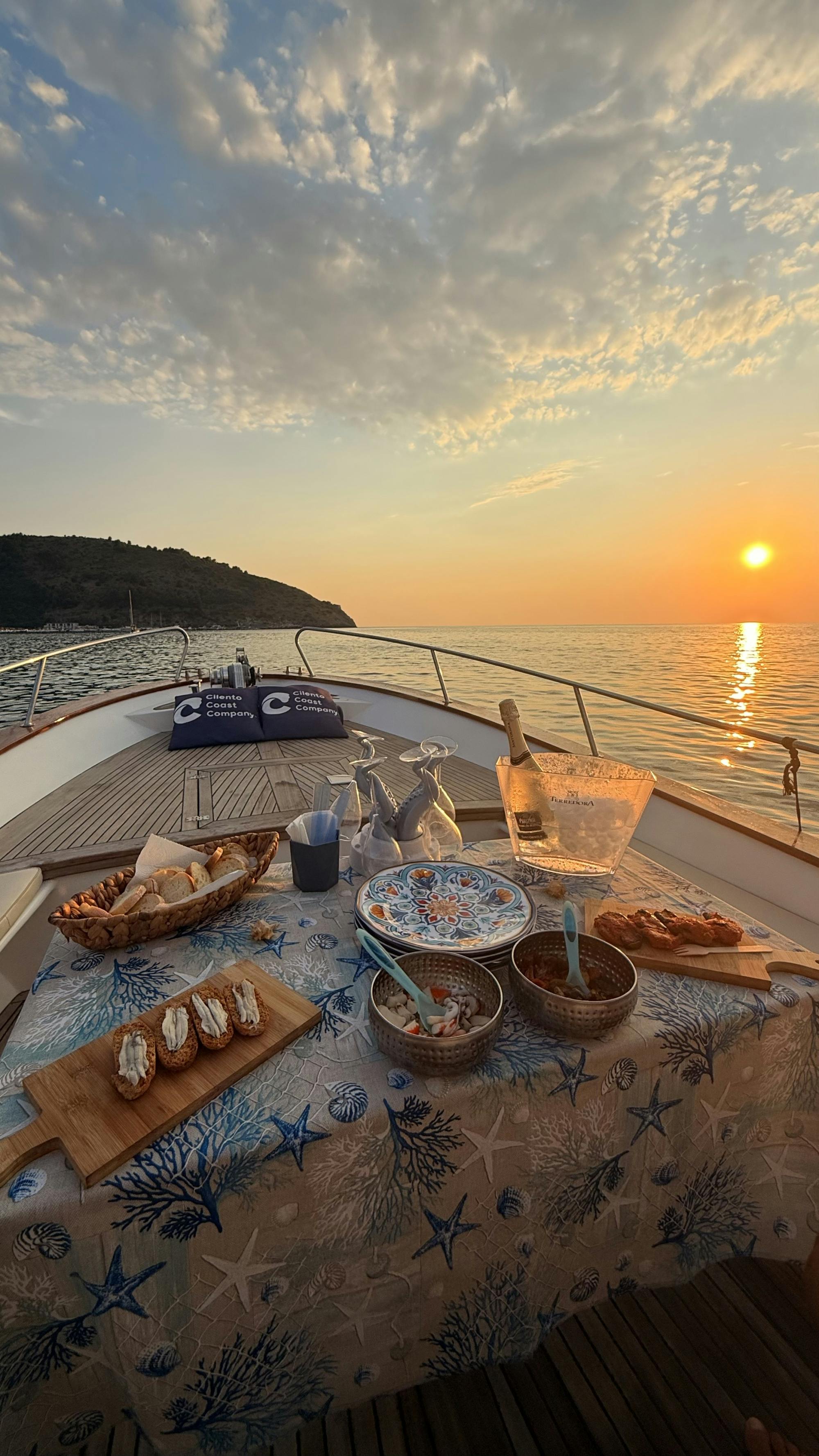 Passeio de barco ao pôr do sol com aperitivo em Palinuro