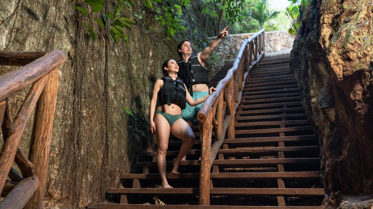 Full-day Chichen Itza visit with cooking demo and cenote swim