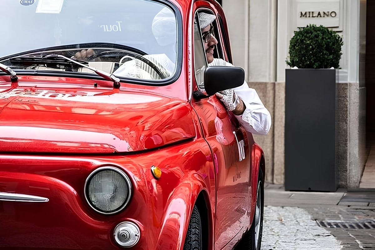 I punti salienti di Milano: tour privato di 30 minuti in auto d'epoca