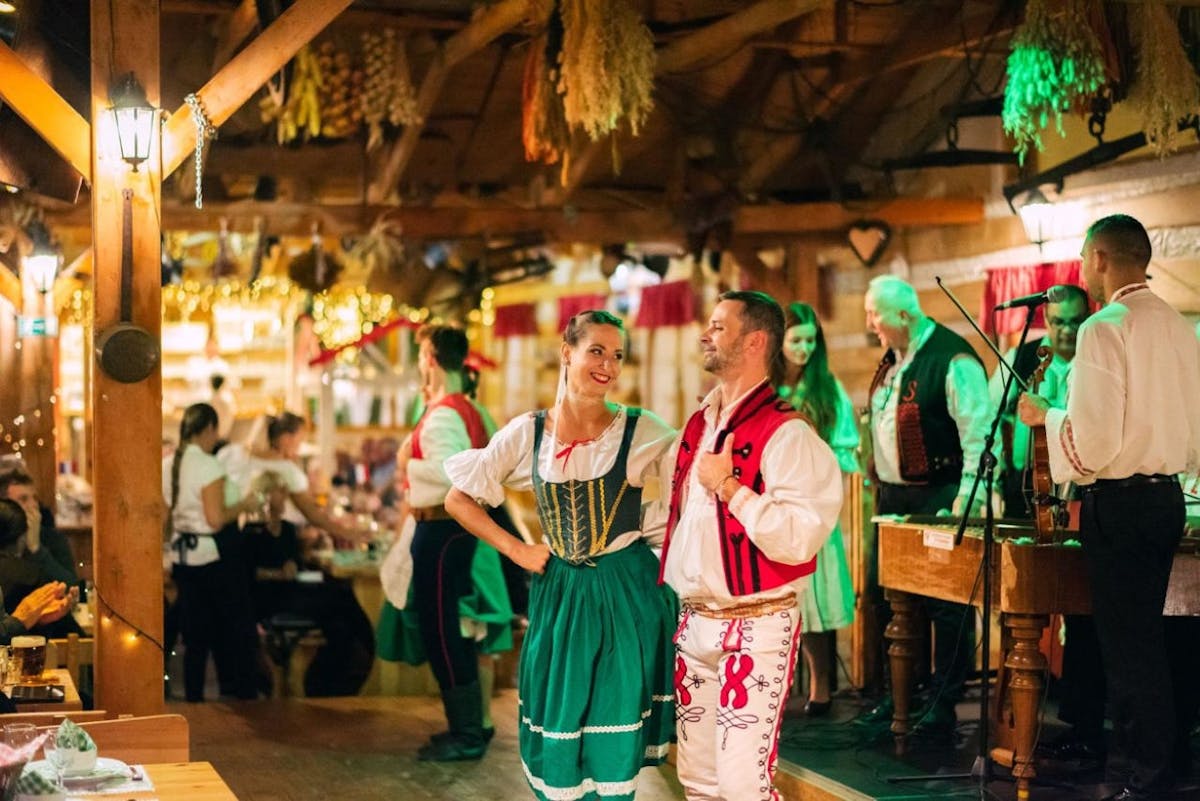 Folklore 4-gangendiner in Praag met onbeperkt drankjes en show