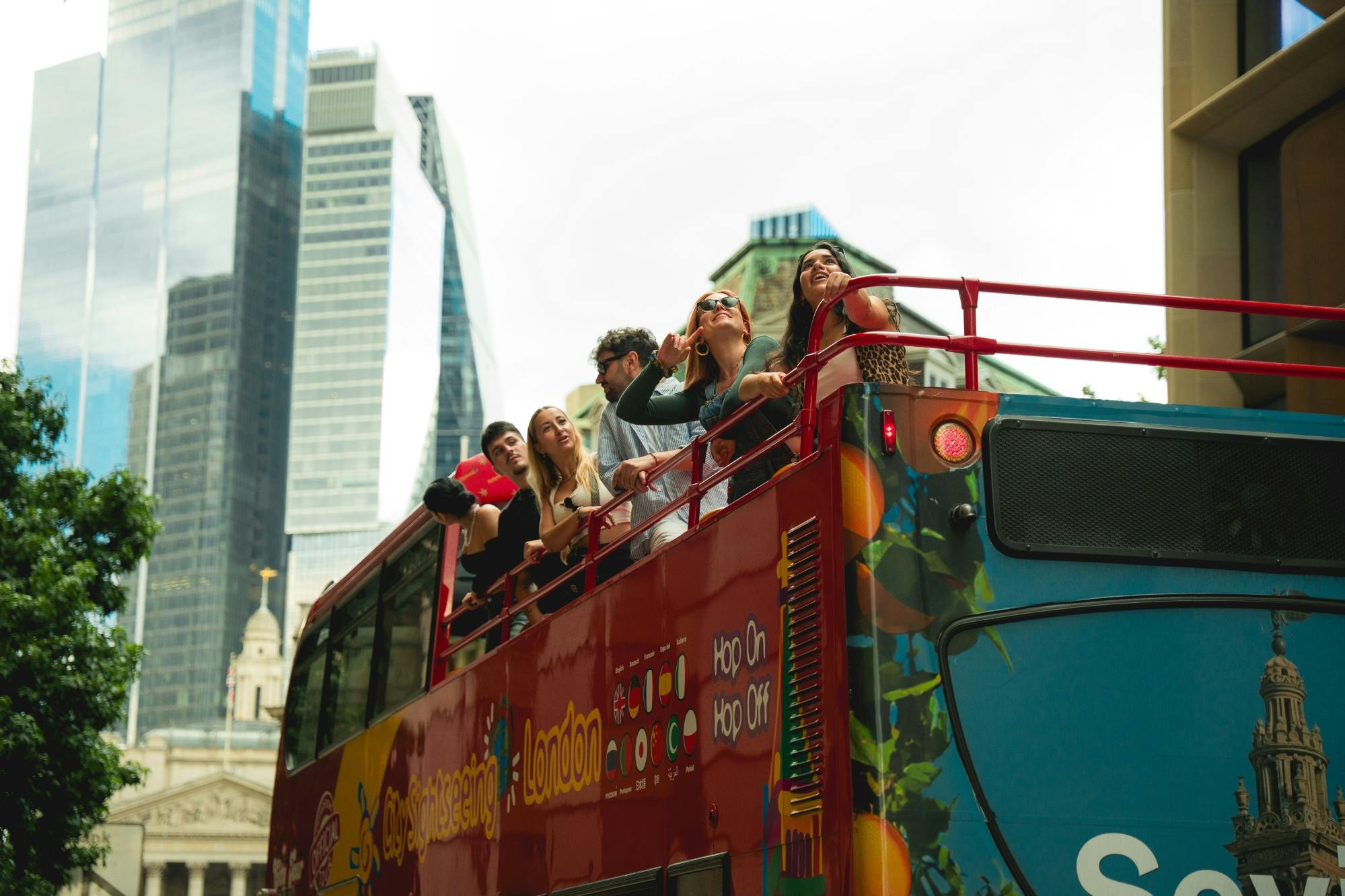 London 1-tägige Hin- und Rückfahrt mit Flusskreuzfahrt und Hop-on-Hop-off-Bustour in Kombination