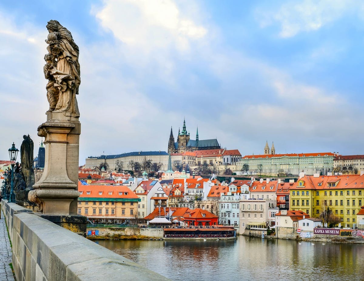 Bustour door Praag en kasteelwandeling met gids