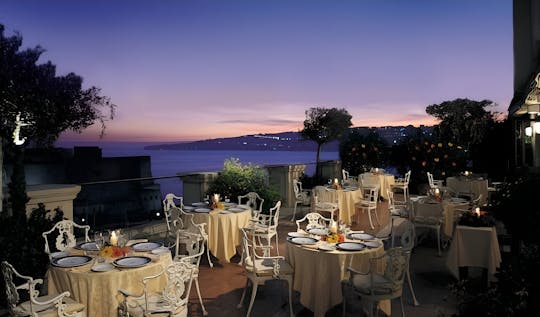 Jantar romântico à luz das velas num terraço panorâmico em Nápoles