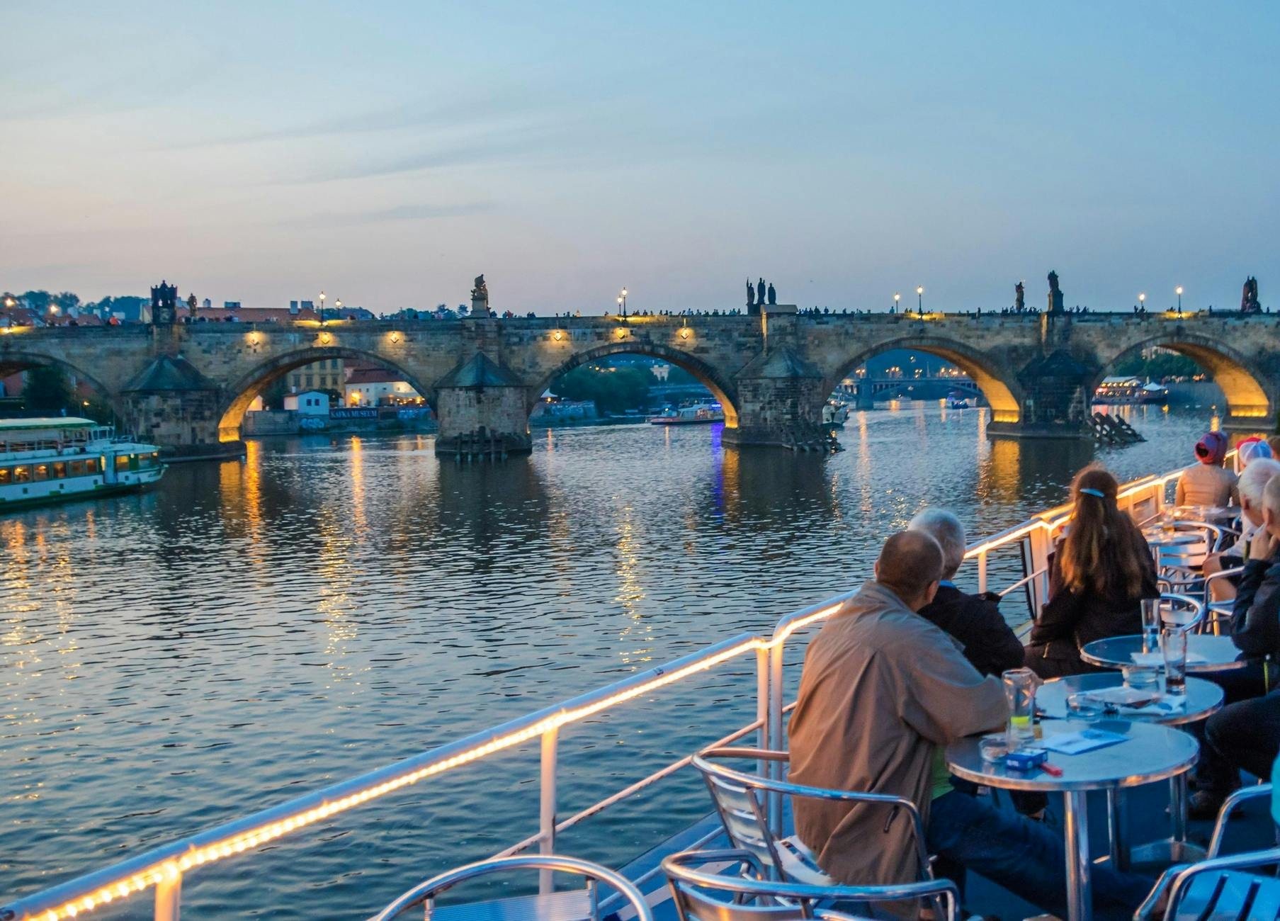 Crucero con cena por el Moldava en Praga con traslados al hotel