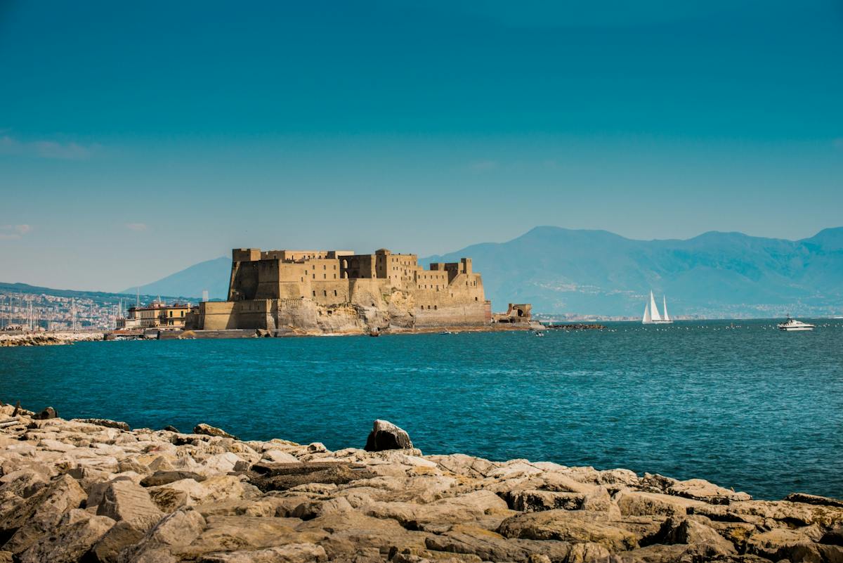 Tour in barca al tramonto nel Golfo di Napoli con aperitivo e bagno