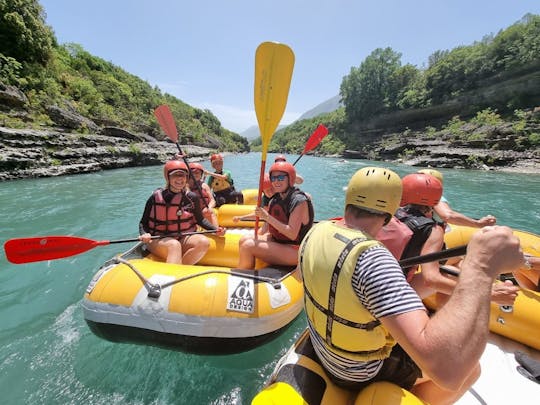 Excursion d'une journée sur la rivière Vjosa et les bains de Benja (rafting)