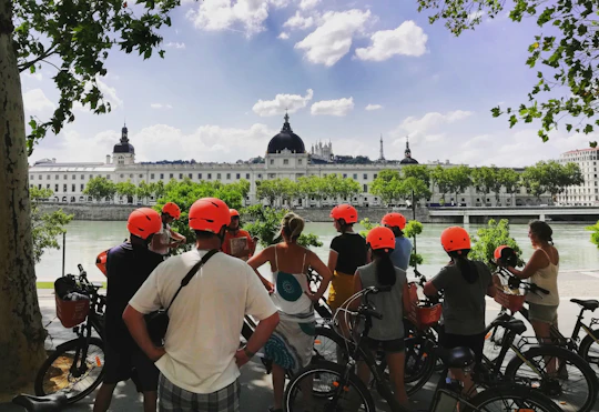 4-hour E-bike tour and Vieux Lyon walk with food tasting