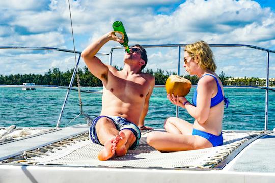 Caribisk bådtur kun for de voksne med Sharky Catamarans