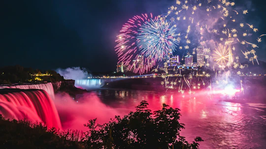 Niagara Falls evening walking tour with dinner and illumination