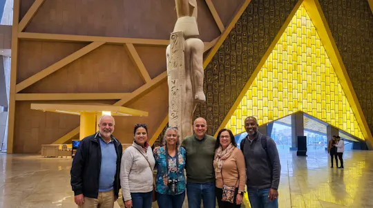 Vliegtuig New Grand Egyptian Museum en piramides vanaf Gizeh vanuit Marsa Alam