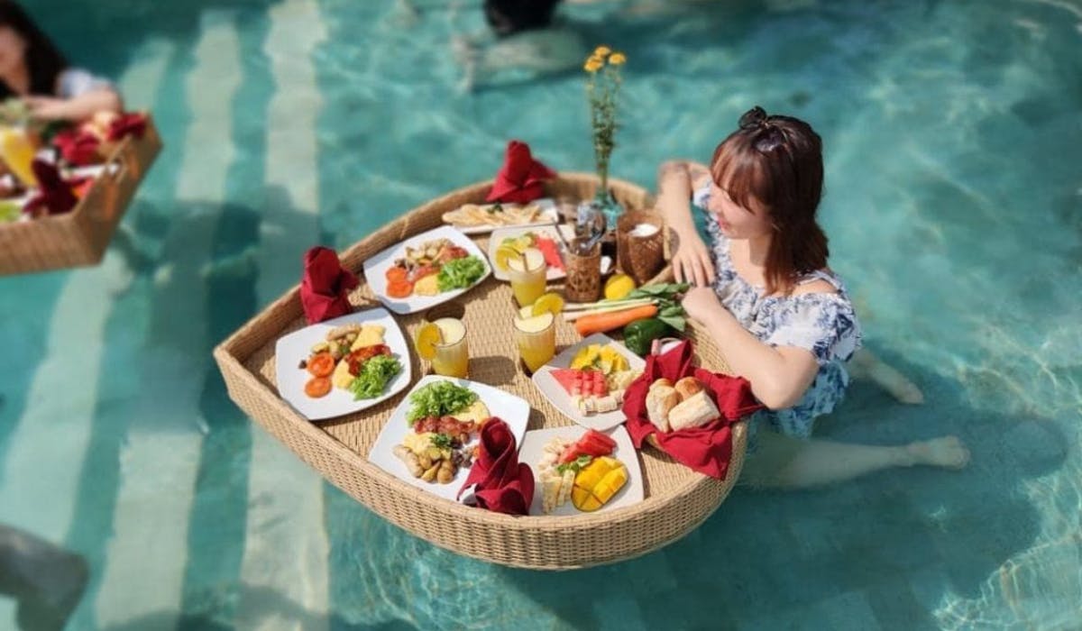 Yoga all'alba, colazione galleggiante e trekking sulle terrazze di riso a Bali