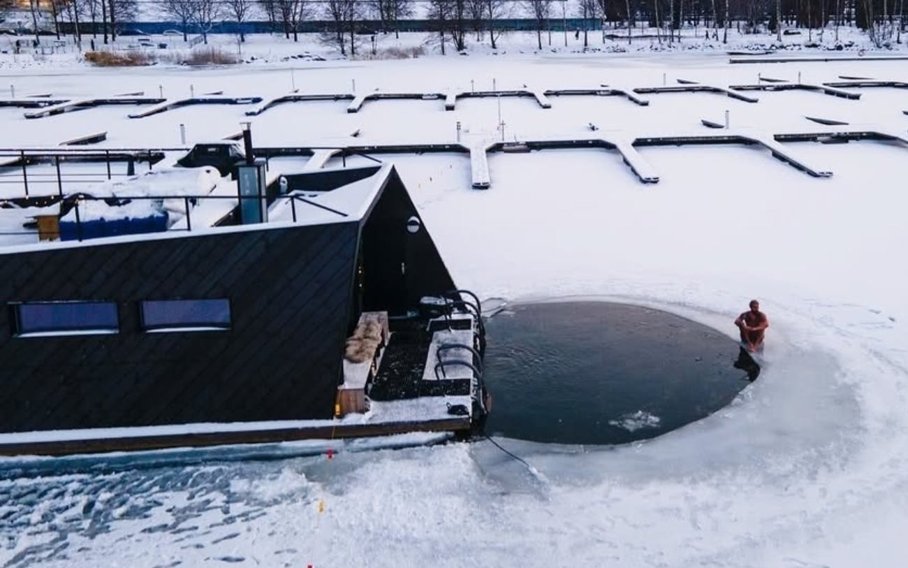 Współczesna pływająca sauna nad morzem w Helsinkach