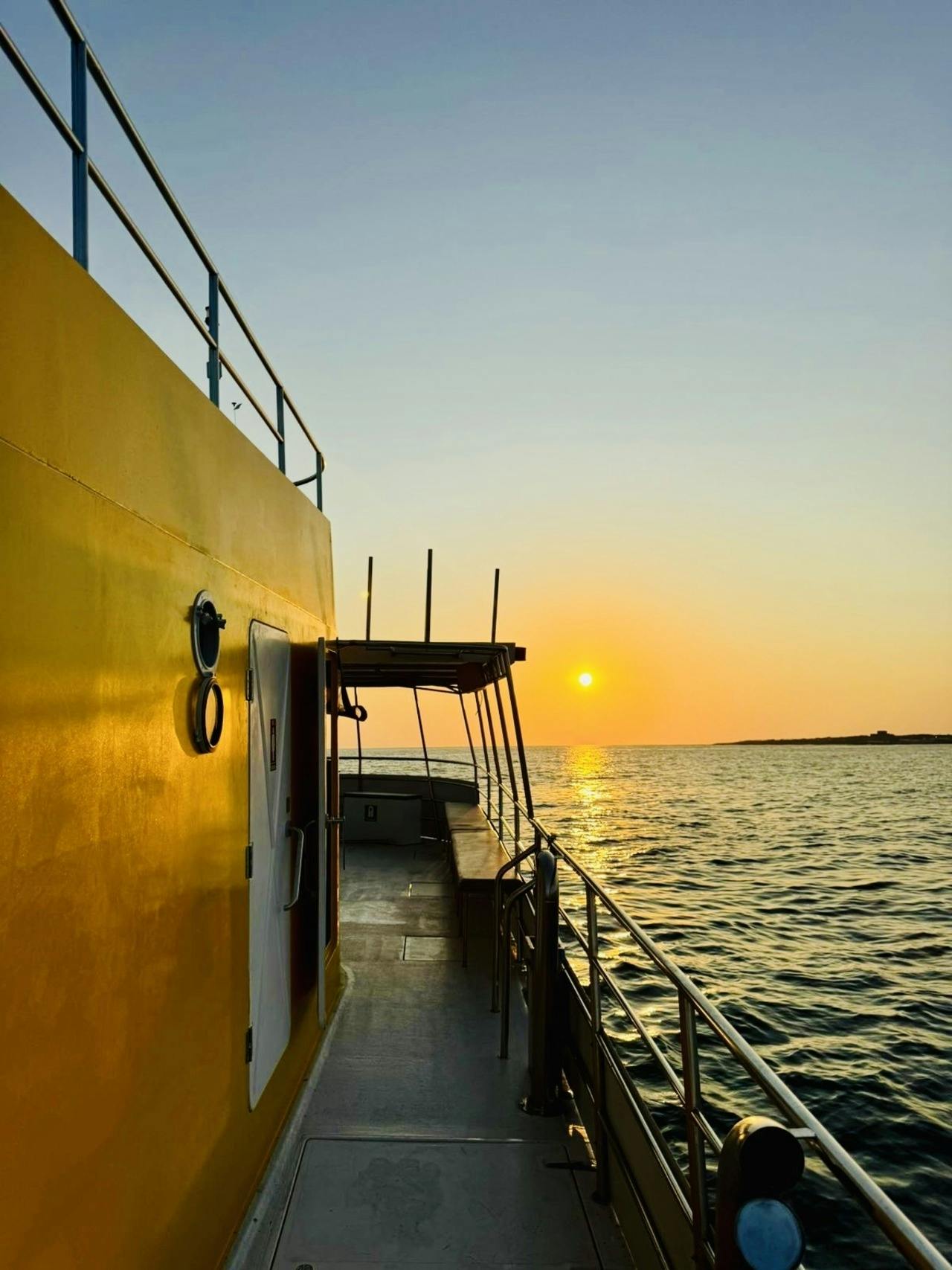 Semi-U-Boot-Kreuzfahrt bei Sonnenuntergang mit unbegrenzt Wein und Bier