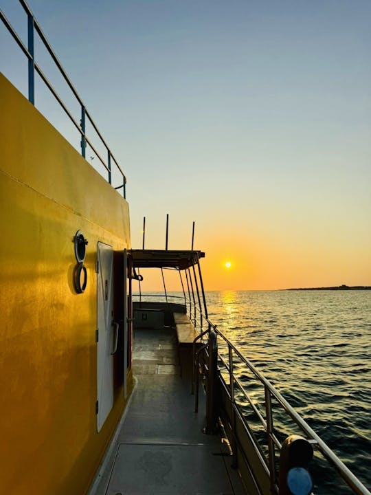 Cruzeiro semi-submarino ao pôr do sol com vinho e cerveja ilimitados