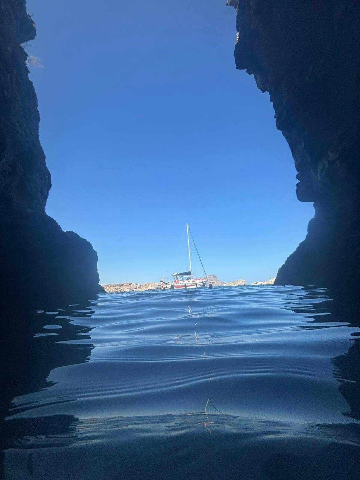 Lindos 3 Höhlen Segelboottour mit Mittagessen und Getränken