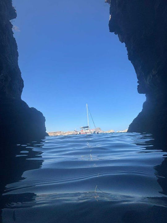Lindos 3 Höhlen Segelboottour mit Mittagessen und Getränken