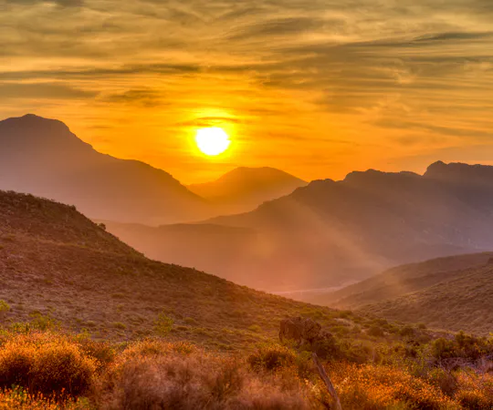 Puesta de sol en la Cordillera de los Andes desde Santiago
