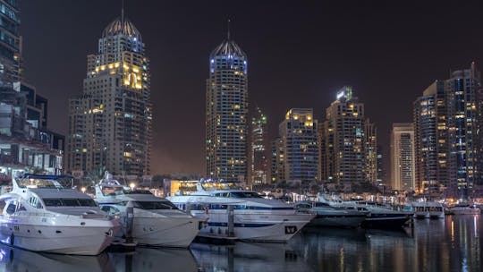 Passeio noturno de iate de 2 horas pela costa do Dubai
