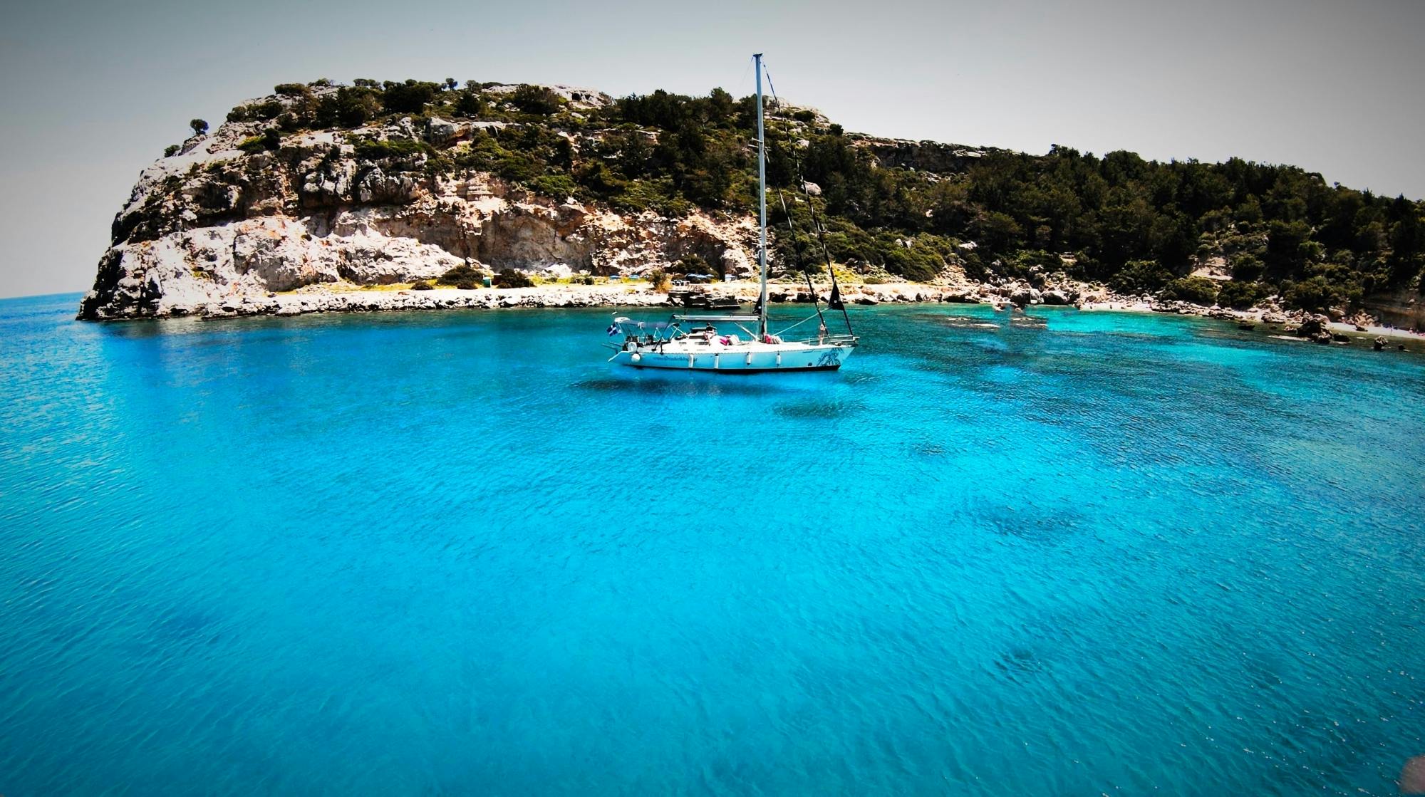Balade en catamaran de luxe le long de la côte : De baie en baie à Rhodes