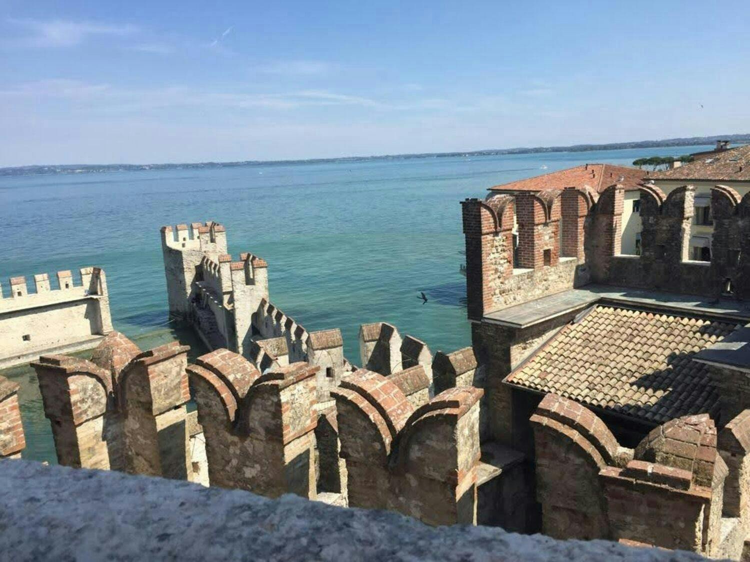 Excursión de un día al Santuario de la Madonna della Corona y Sirmione desde Verona