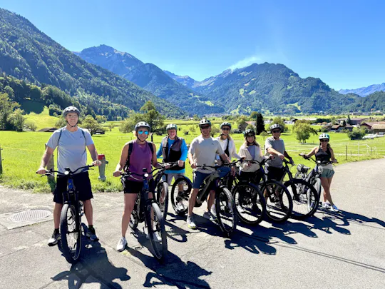 Passeio em bicicleta eléctrica para descobrir os lagos e as ruínas de Interlaken