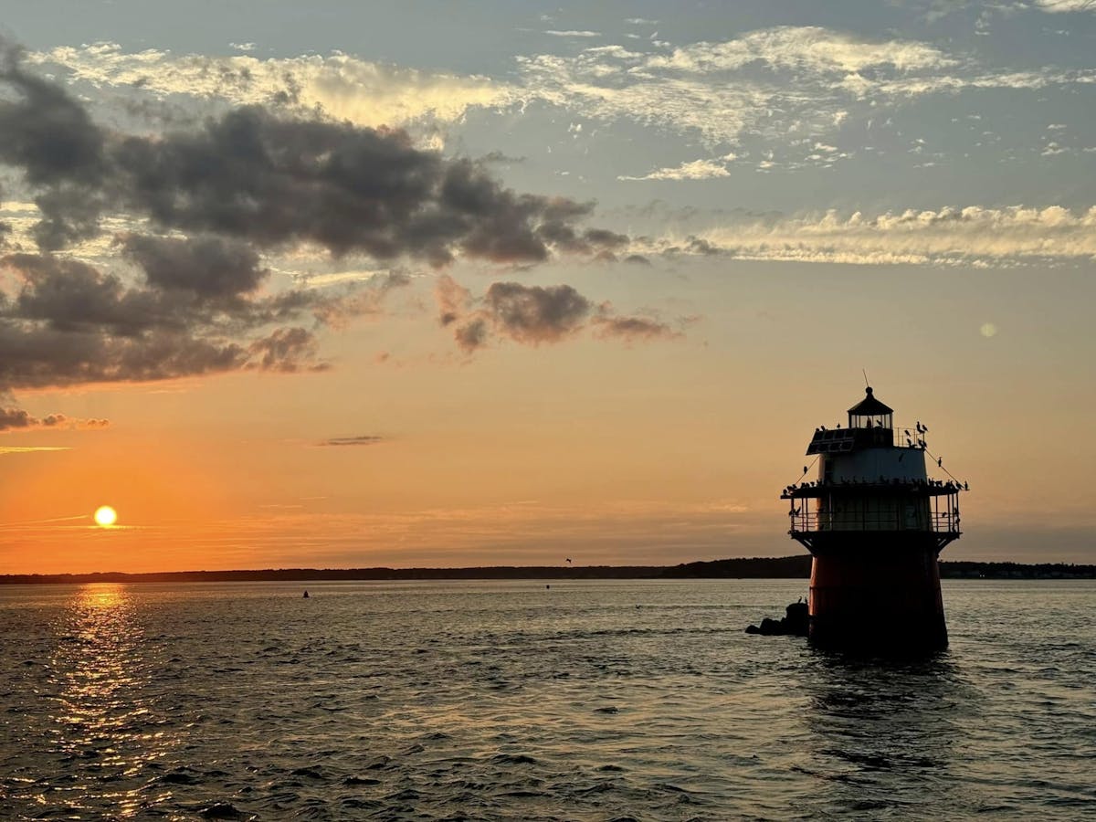 Plymouth ijs-cruise bij zonsondergang