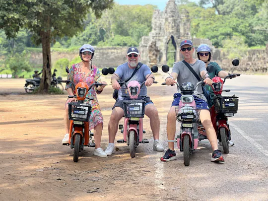 Passeio de bicicleta eléctrica ao nascer do sol em Angkor com almoço