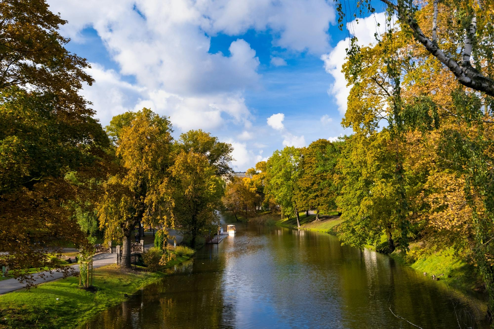 Passeio turístico de barco pelo canal em Riga