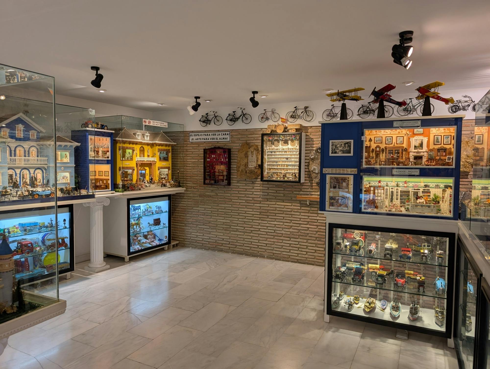 Half-day Guadalest walking tour and Antonio Marco museum ticket