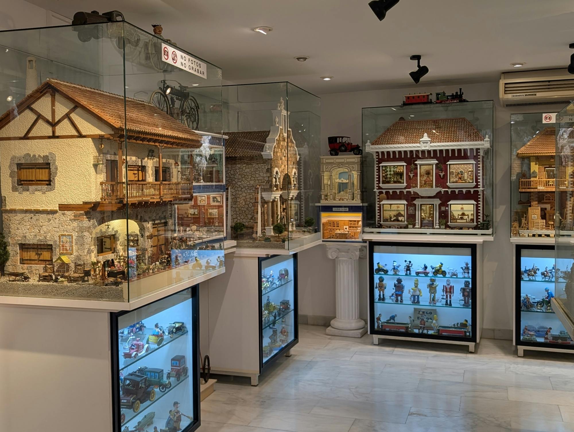 Half-day Guadalest walking tour and Antonio Marco museum ticket