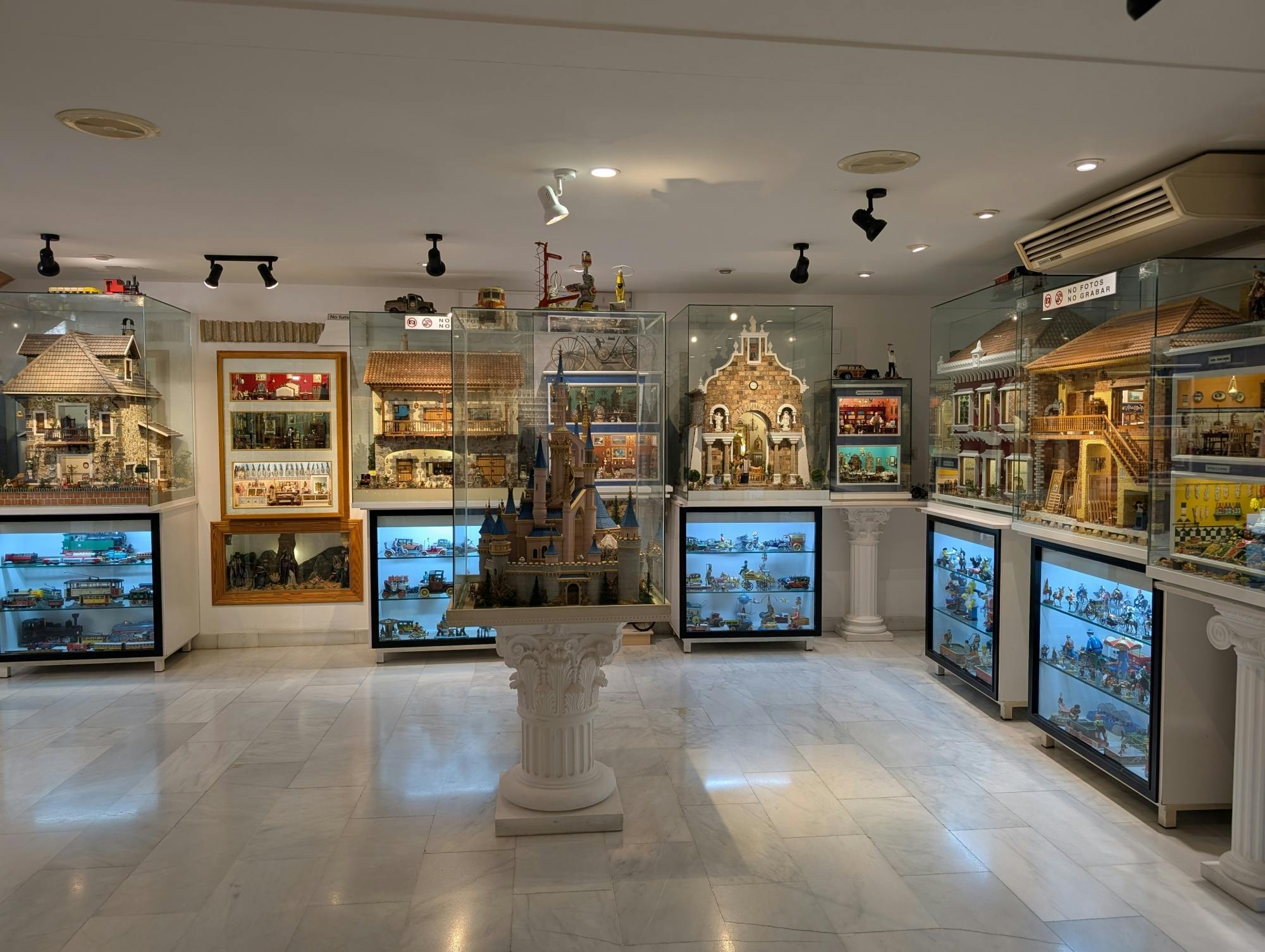 Half-day Guadalest walking tour and Antonio Marco museum ticket