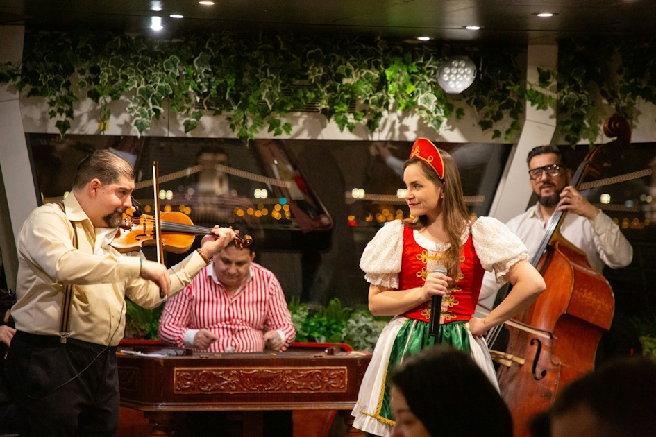 4 course dinner cruise with Operetta and Folk show | musement
