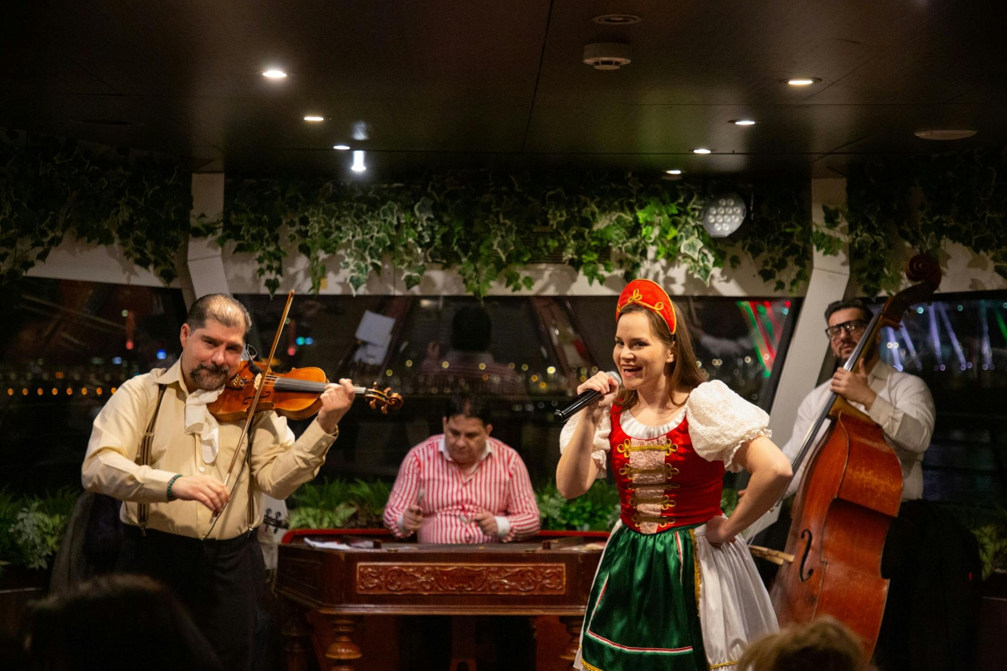 Rejs koktajlowy po Dunaju i koncert folklorystyczny na żywo