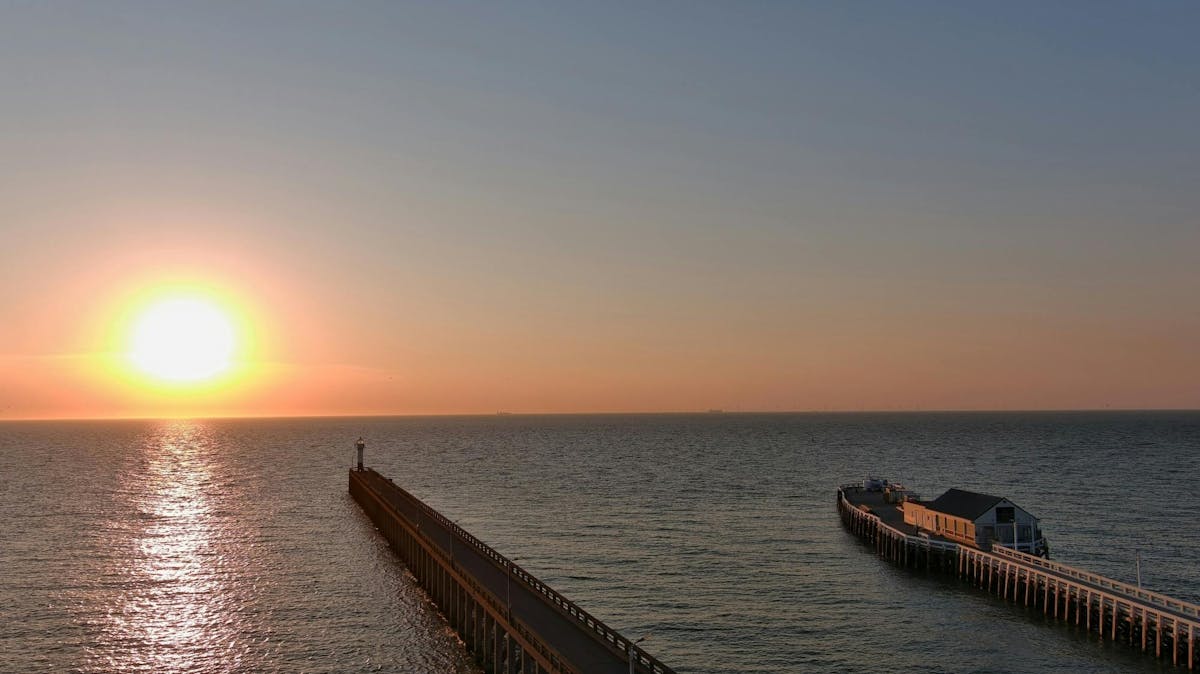 Boottocht bij zonsondergang