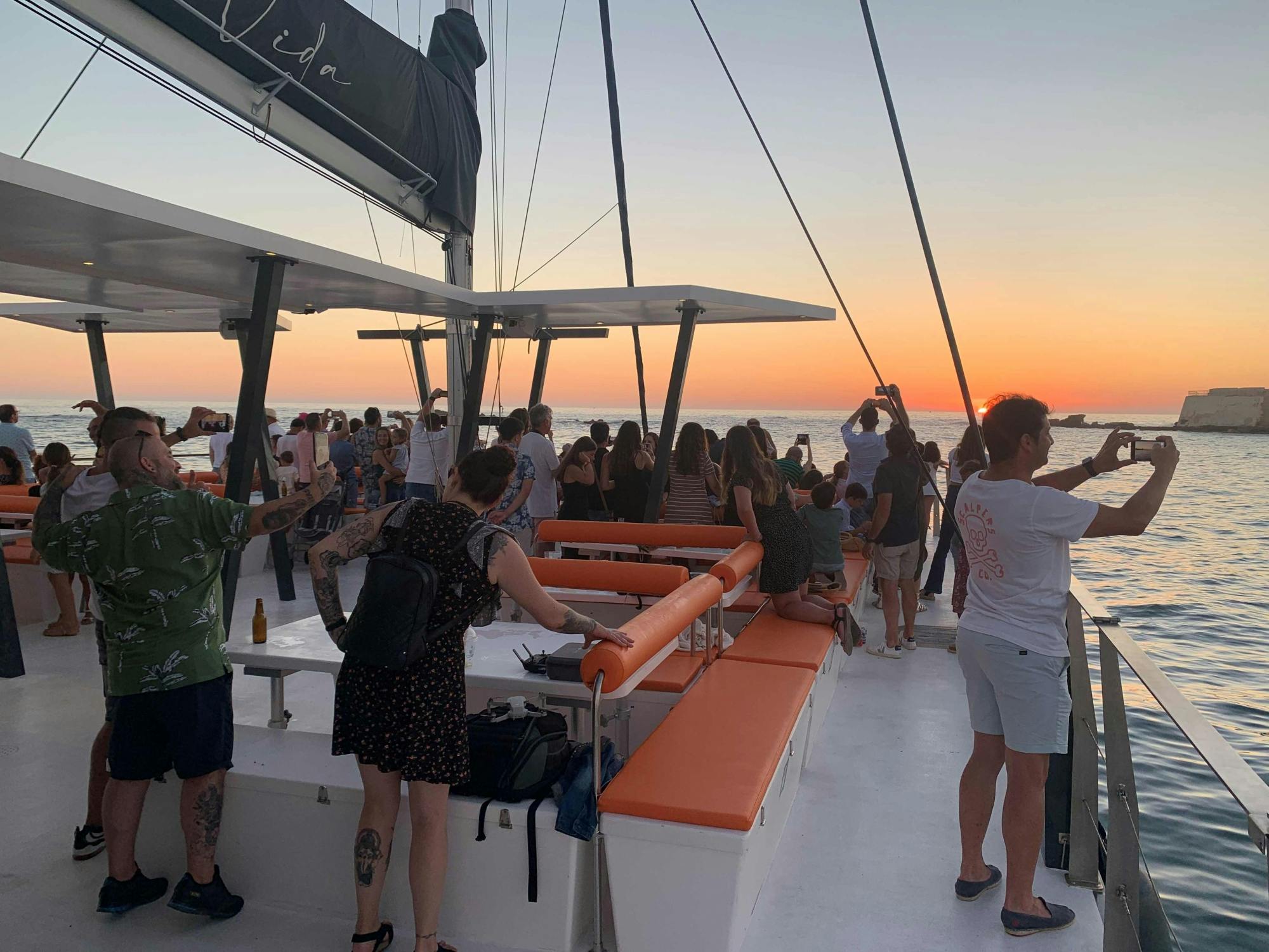 Passeio de barco ao pôr do sol com saxofone e uma bebida