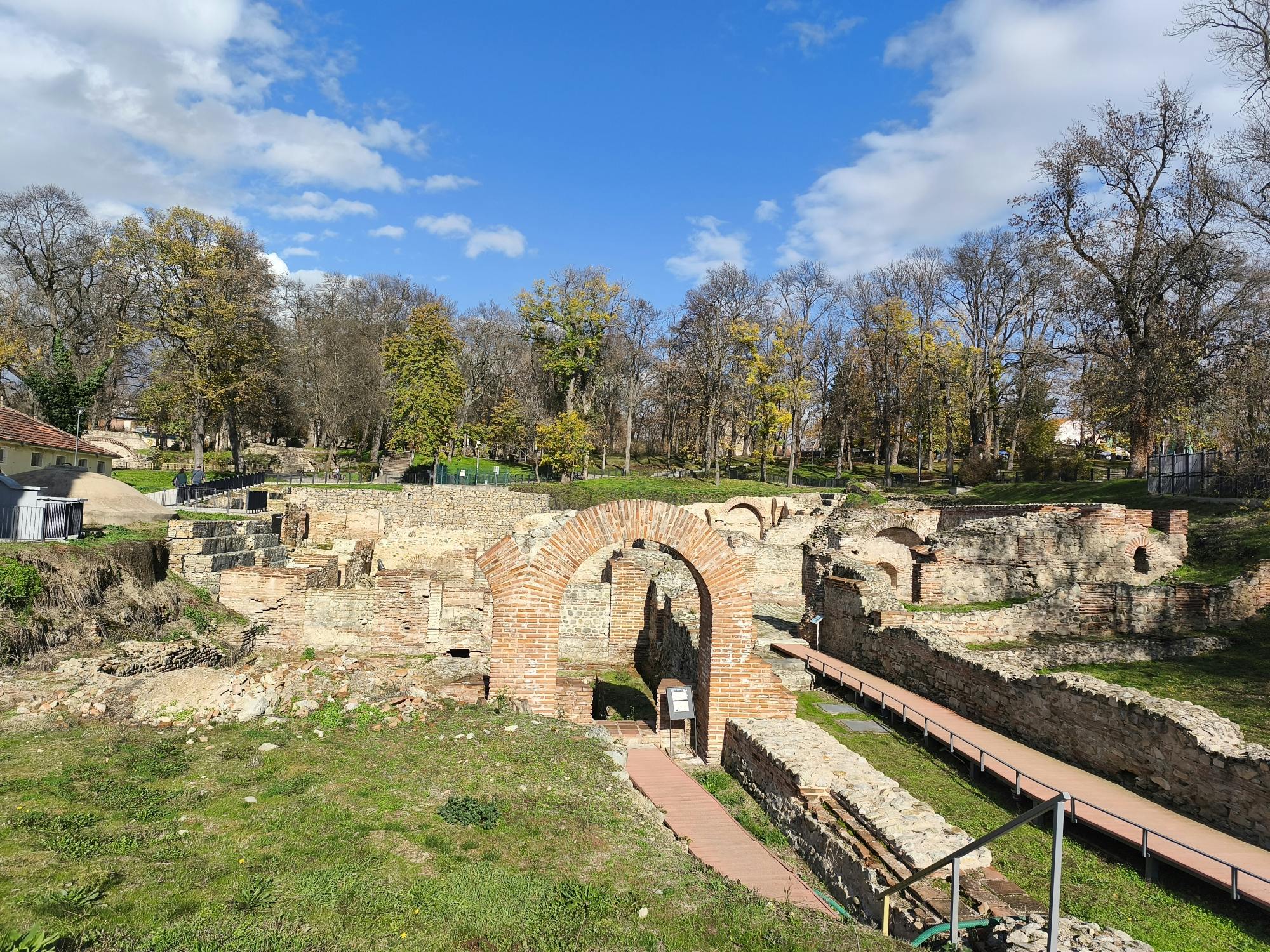 Thrakisches Grab von Starosel und Römische Bäder von Hisarya in Veliko Tarnovo