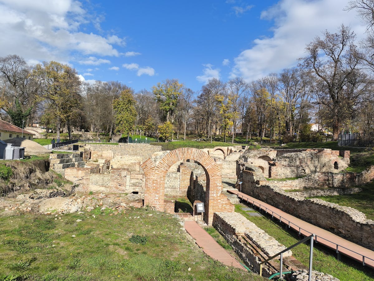 Thracische graftombe Starosel en Romeinse baden Hisarya vanaf Veliko Tarnovo
