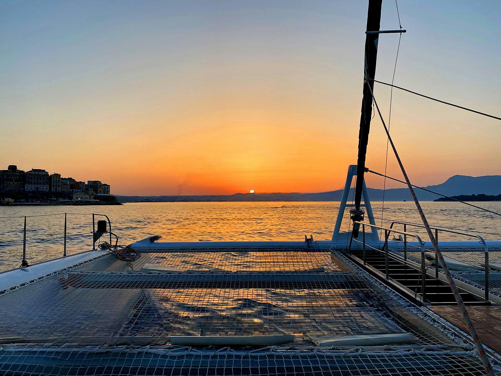 Catamarantocht bij zonsondergang vanuit de nieuwe jachthaven van Rhodos - alleen ticket